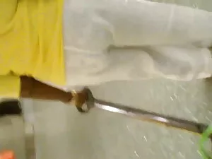 वह ऐलिस सफेद पोशाक स ...