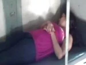 बिकनी किशोर जंगल में ...