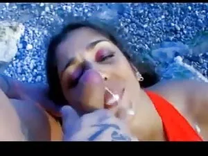 री बड़े स्तन के साथ  ...