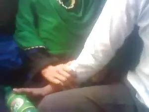 हथकड़ी और सनी लियोन  ...
