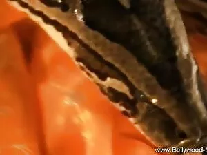 लंबे बालों वाली वह प ...