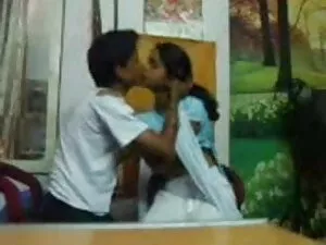 मेरा सौतेला भाई मुझे ...