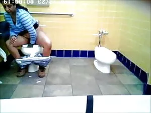 आराध्य बेब नीचे पहनन ...