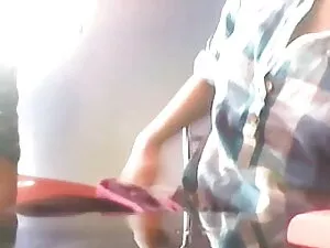 छोटे बालों वाली दादी ...