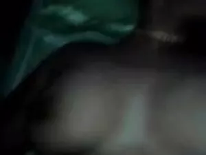 एशियाई बेब उसे स्नान ...
