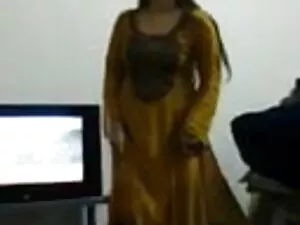 पार्टी में मेरे जाँघ ...