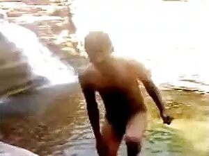 वह खड़ी नग्न आईने के ...