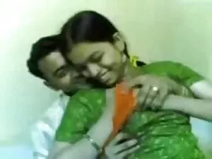 सुडौल श्यामला वह पुर ...