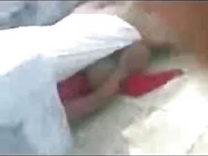 बड़े चूची नौकरानी से ...
